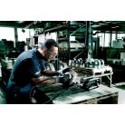 GE 710 Plus Egyenescsiszoló, GE 710 Plus, Alumínium-présöntvény hajtóműház a gép hosszú élettartama érdekében, Univerzális egyenescsiszoló hosszú csiszoló orsóval sorjázáshoz, maráshoz, csiszoláshoz és daraboláshoz - szűk helyeken is