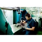 GE 710 Plus Egyenescsiszoló, GE 710 Plus, Alumínium-présöntvény hajtóműház a gép hosszú élettartama érdekében, Univerzális egyenescsiszoló hosszú csiszoló orsóval sorjázáshoz, maráshoz, csiszoláshoz és daraboláshoz - szűk helyeken is