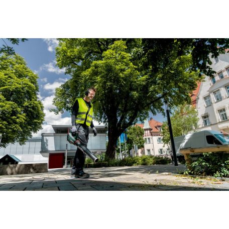 LB 18 LTX BL Akkus lombfúvó, LB 18 LTX BL, A fúvóerő pontos adagolása a fokozatmentesen állítható levegőáramlási sebességnek köszönhetően, Erőteljes, halk akkus lombfújó a levelek és a szennyeződések gyors eltávolításához tereken és utakon