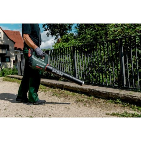 LB 18 LTX BL Akkus lombfúvó, LB 18 LTX BL, A fúvóerő pontos adagolása a fokozatmentesen állítható levegőáramlási sebességnek köszönhetően, Erőteljes, halk akkus lombfújó a levelek és a szennyeződések gyors eltávolításához tereken és utakon