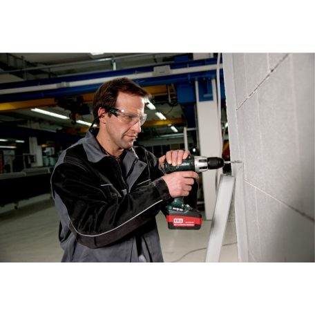 SB 18 LT Akkus ütvefúró-csavarbehajtó, SB 18 LT, Beépített munkalámpa a munkaterület megvilágításához, Erőteljes Metabo 4 pólusú motor a gyors fúráshoz és csavarozáshoz