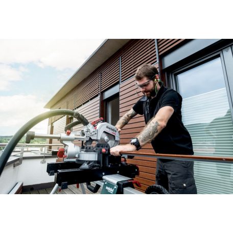 KGS 18 LTX BL 216 Akkus fejezőfűrész, KGS 18 LTX BL 216, Akár 400 vágás 60 x 60 mm-es puhafán akkutöltésenként (LiHD 10 Ah), Kompakt akkus fejező- és gérvágó fűrész a mobil M osztályban - könnyű, pontos, felhasználóbarát