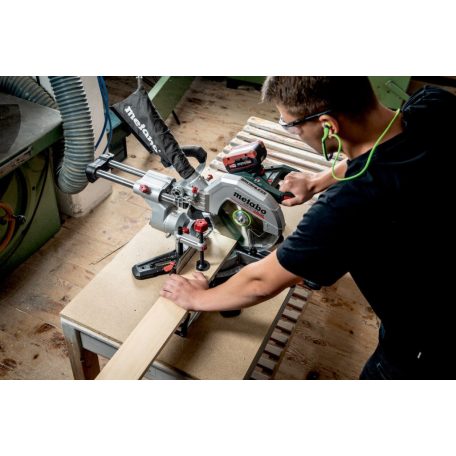 KGS 18 LTX BL 254 Akkus fejezőfűrész, KGS 18 LTX BL 254, Akár 205 vágás 80 x 80 mm-es puhafán akkutöltésenként (LiHD 10 Ah), Kompakt akkus fejező- és gérvágó fűrész a mobil M osztályban - könnyű, pontos, felhasználóbarát