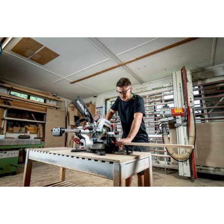 KGS 18 LTX BL 254 Akkus fejezőfűrész, KGS 18 LTX BL 254, Akár 205 vágás 80 x 80 mm-es puhafán akkutöltésenként (LiHD 10 Ah), Kompakt akkus fejező- és gérvágó fűrész a mobil M osztályban - könnyű, pontos, felhasználóbarát