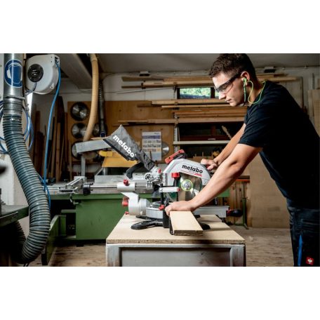 KGS 18 LTX BL 254 Akkus fejezőfűrész, KGS 18 LTX BL 254, Akár 205 vágás 80 x 80 mm-es puhafán akkutöltésenként (LiHD 10 Ah), Kompakt akkus fejező- és gérvágó fűrész a mobil M osztályban - könnyű, pontos, felhasználóbarát
