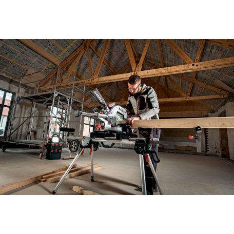KGS 18 LTX BL 305 Akkus fejezőfűrész, KGS 18 LTX BL 305, Akár 120 vágás 100 x 100 mm-es puhafán akkutöltésenként (LiHD 10 Ah), A legnagyobb akkus fejező- és gérvágó fűrész a mobil M-osztályban - könnyű, precíz, felhasználóbarát