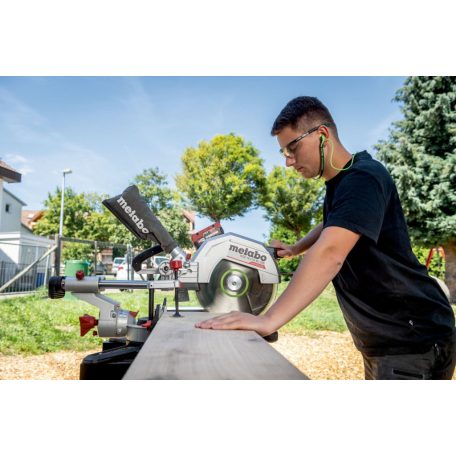KGS 18 LTX BL 305 Akkus fejezőfűrész, KGS 18 LTX BL 305, Akár 120 vágás 100 x 100 mm-es puhafán akkutöltésenként (LiHD 10 Ah), A legnagyobb akkus fejező- és gérvágó fűrész a mobil M-osztályban - könnyű, precíz, felhasználóbarát
