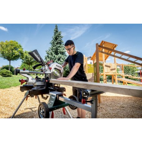 KGS 18 LTX BL 305 Akkus fejezőfűrész, KGS 18 LTX BL 305, Akár 120 vágás 100 x 100 mm-es puhafán akkutöltésenként (LiHD 10 Ah), A legnagyobb akkus fejező- és gérvágó fűrész a mobil M-osztályban - könnyű, precíz, felhasználóbarát